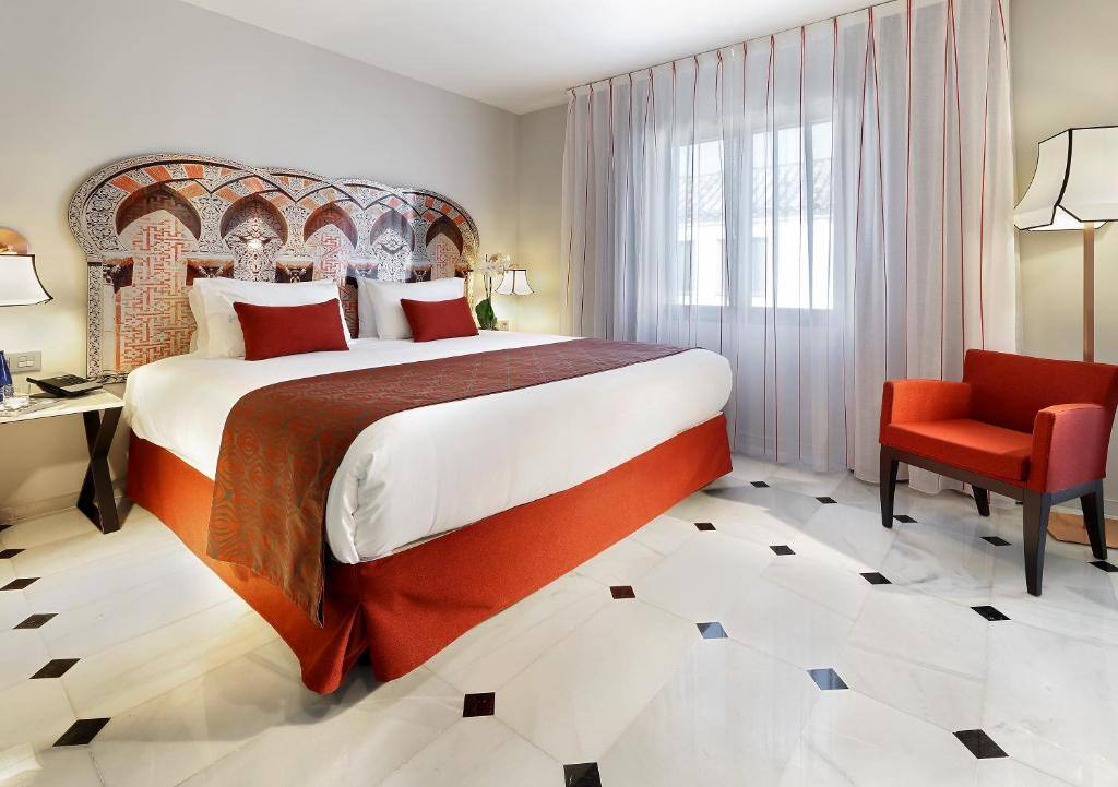 Bright double room with marble floor in Córdoba